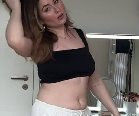 Sonny Loops star sexy pic