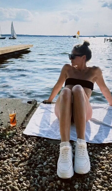 Cheyenne Pahde star erotic pic