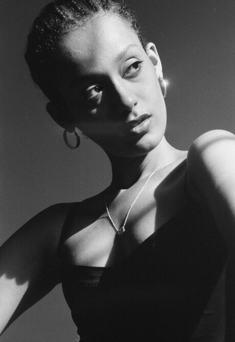 Honnete Bas naked actress archive