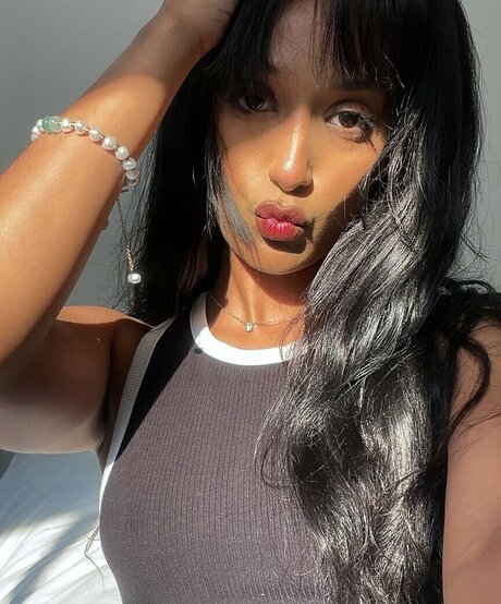 Honnete Bas model adult photos