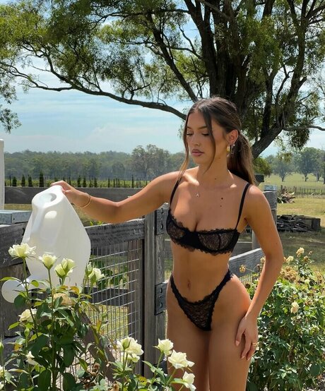 Ashleigh Menin model pics