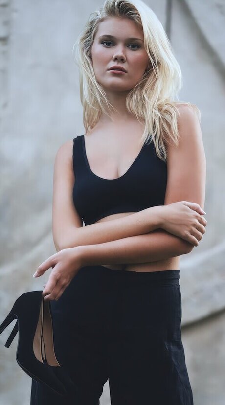 Sarah E Coomer hot pornstar pictures