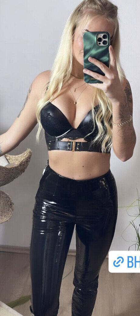 Anna Iffl nder star top galleries