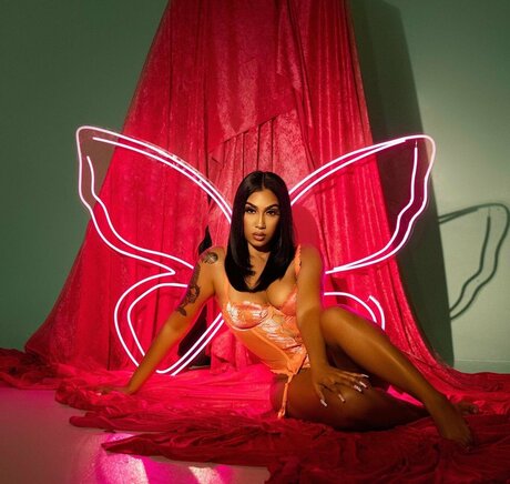 Queen Najia star erotic pictures