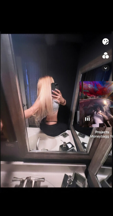 Emmy Moore porn model picture