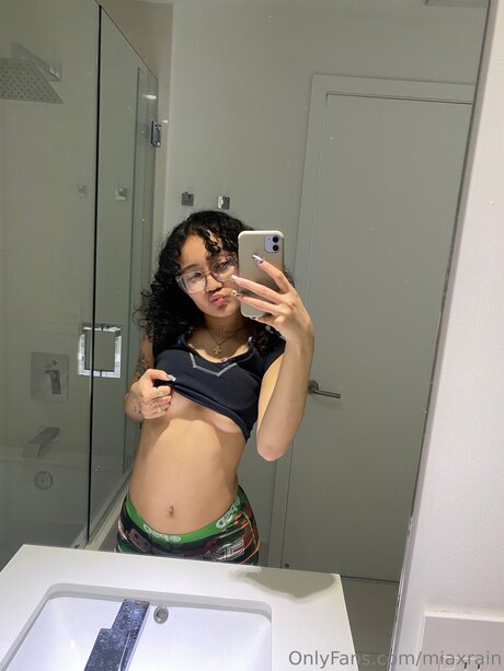 miaxrain erotic model image