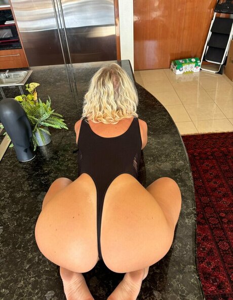 Jeneva From PARiTY free star image