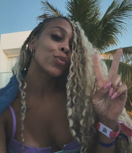 Lorrane Dos Santos exclusive star galleries