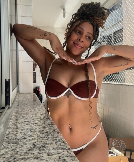 Lorrane Dos Santos sexy star gallery
