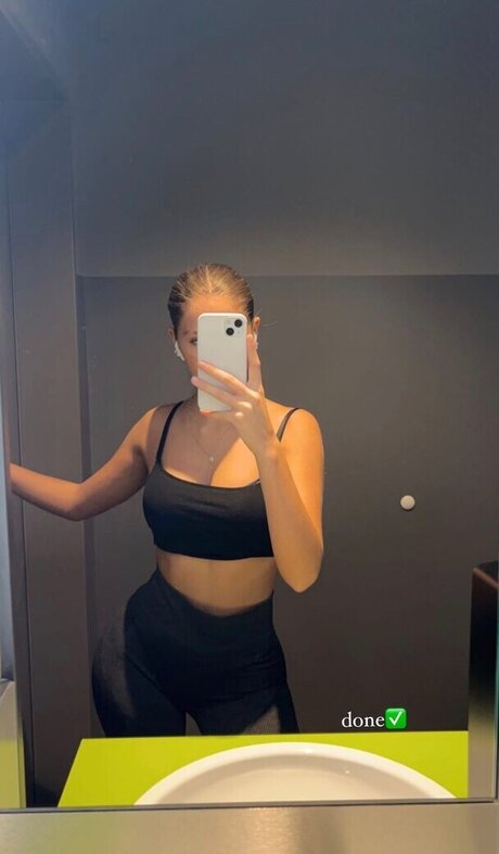 lara emilia top star pictures