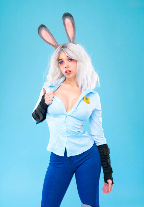 Lunas Dojo high quality actress photo