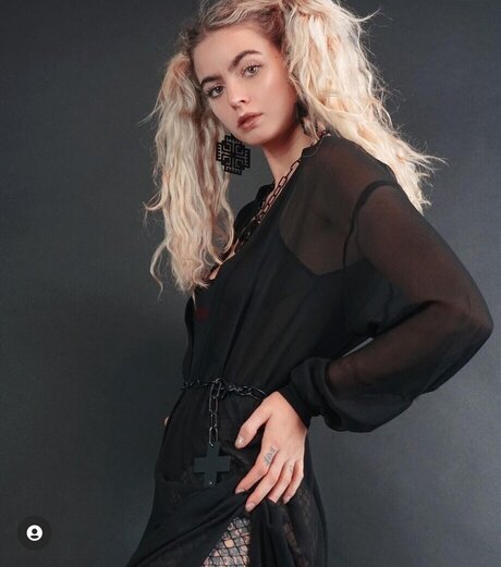 Nadine Bergmann hot star image