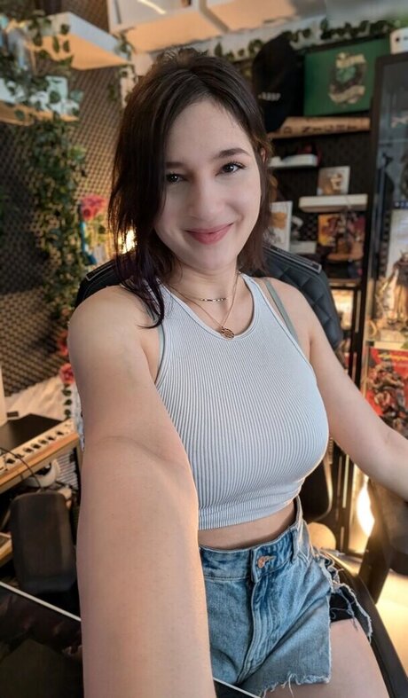 Haselnuuuss model beautiful image