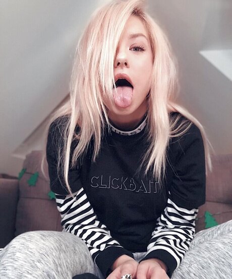 KellyMissesvlog sexy actress pic