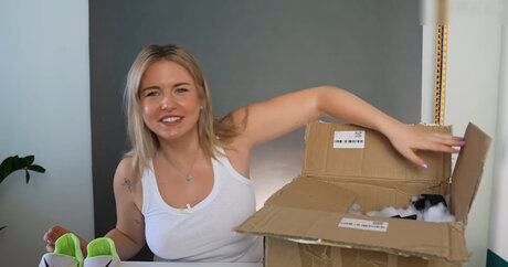 KellyMissesvlog model hot picture