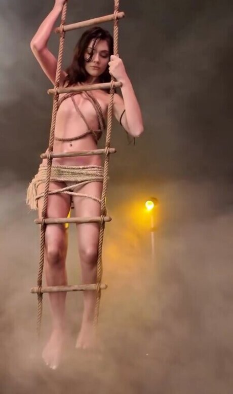 Elle Baldwinson actress picture