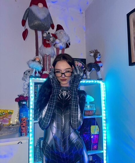 Mela Pustelnik naked actress img