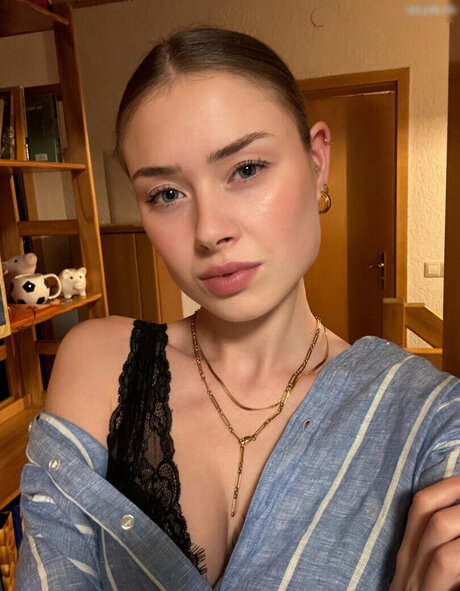 Marie Denise Schwarz model top pic