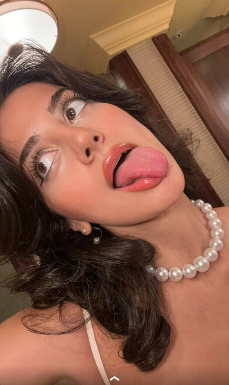 Melody Oz art star photo