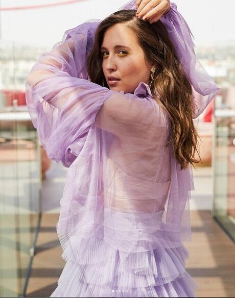 Alice Merton art model gallery