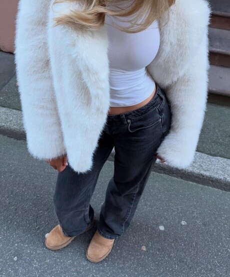 theresaxre model adult picture