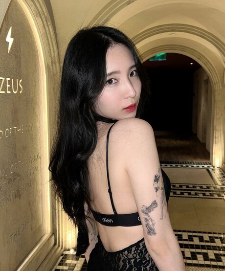 Mena Noona nude model photos