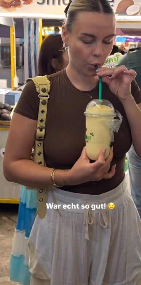 Dagi Bee model perfect photos