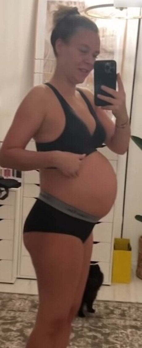 Dagi Bee high quality actress pics