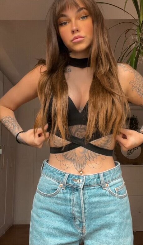 Tizeax star naked images