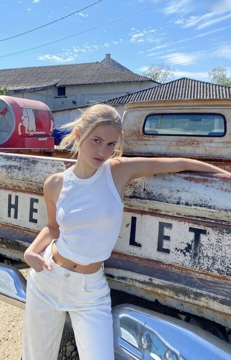 Zoe Kaeppele nice star pictures