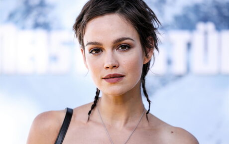 Emilia Sch le top actress pics