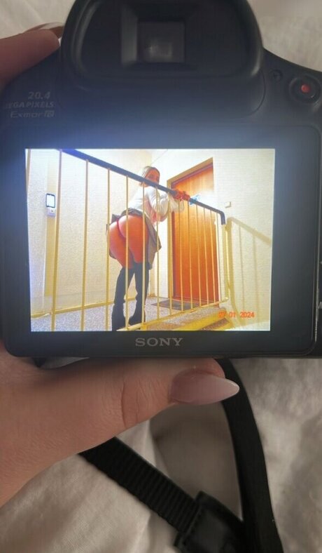 Lara Bttn model top pic