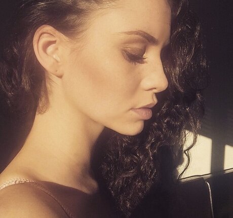 Betty Taube model pretty picture