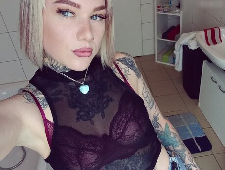 Typischblonnd nude actress image