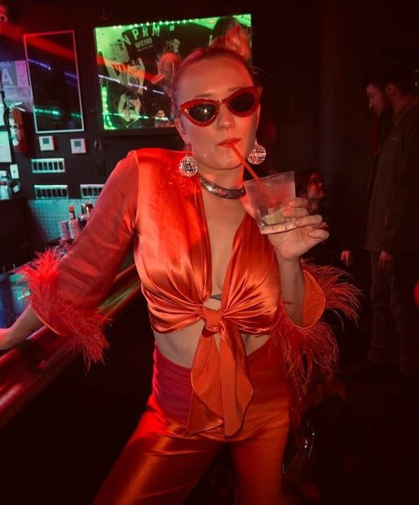 Emily Osment art star photos