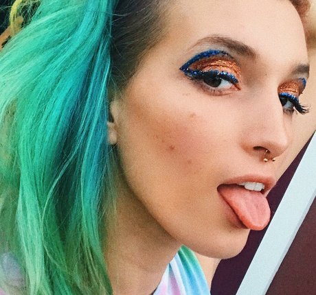 Dani Thorne art actress photos