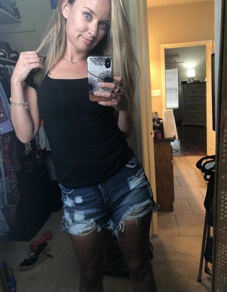 lyric in my head nice model pic