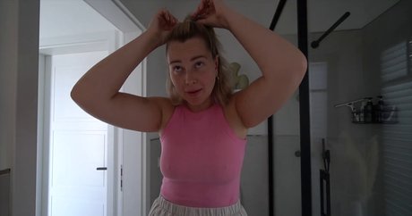 Maren Wolf naked model pictures