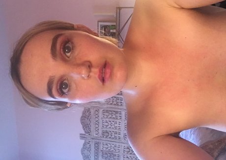 Chloe Fineman nudes actress pic