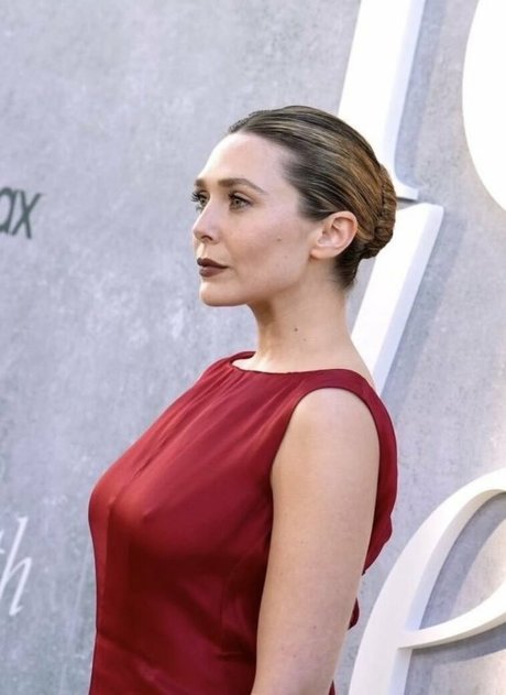 Elizabeth Olsen star exclusive picture