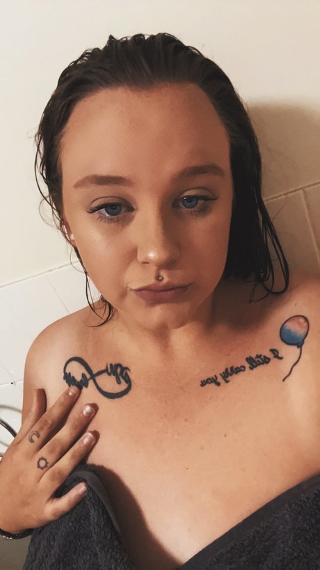 Lilwap naked model image