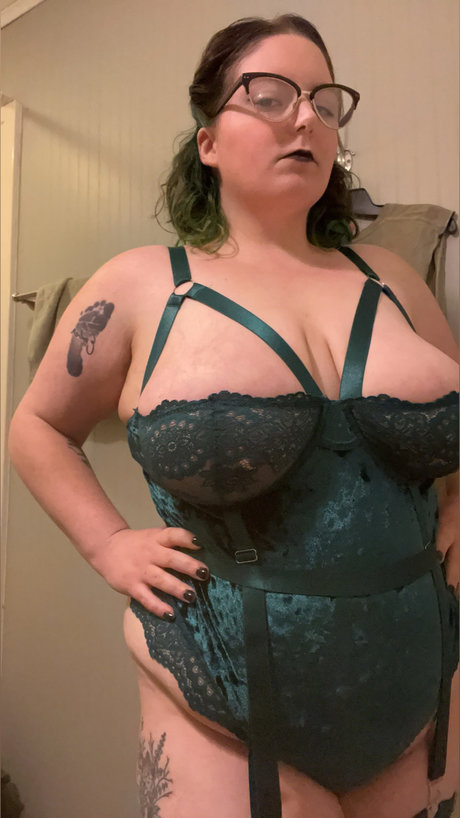 Lilith Round model erotic pics