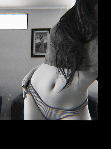 Magu naked model photo