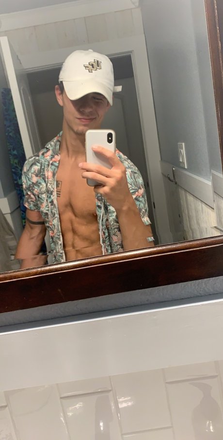 logan model naked photo