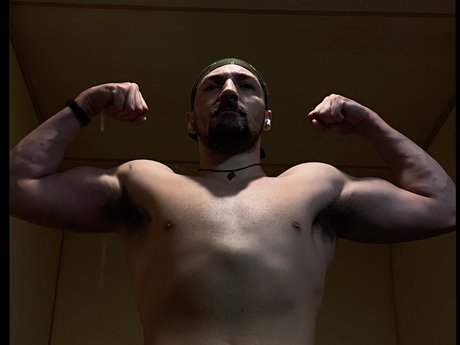 Musclesvw nude star image