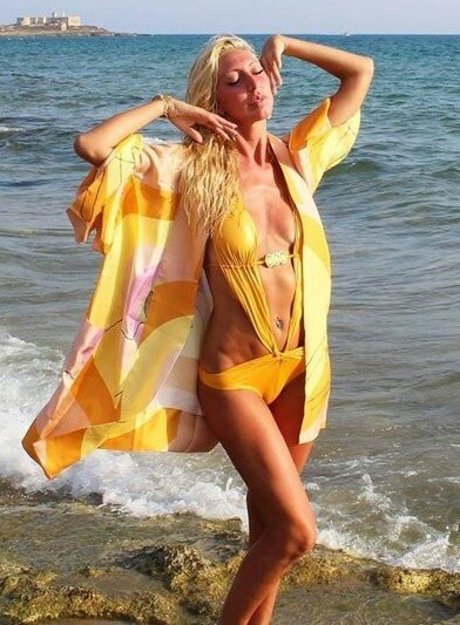 Sara Muzi erotic model images