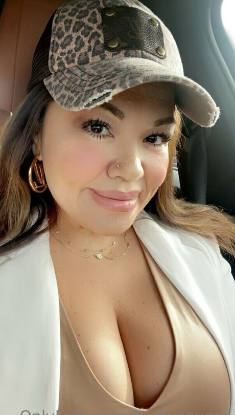 bustycougar model sexy photo