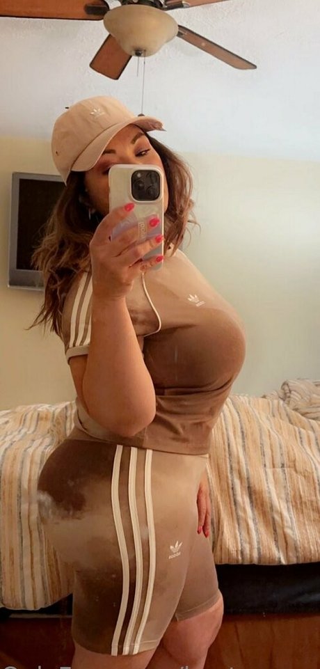 bustycougar model nudes pics