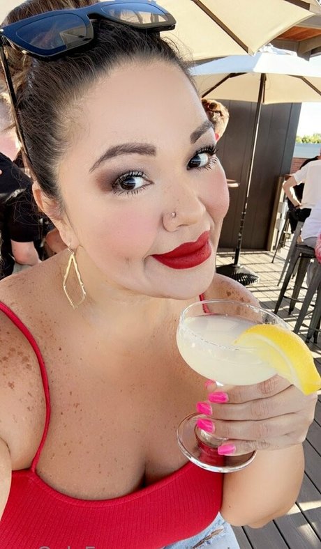 bustycougar pretty model img