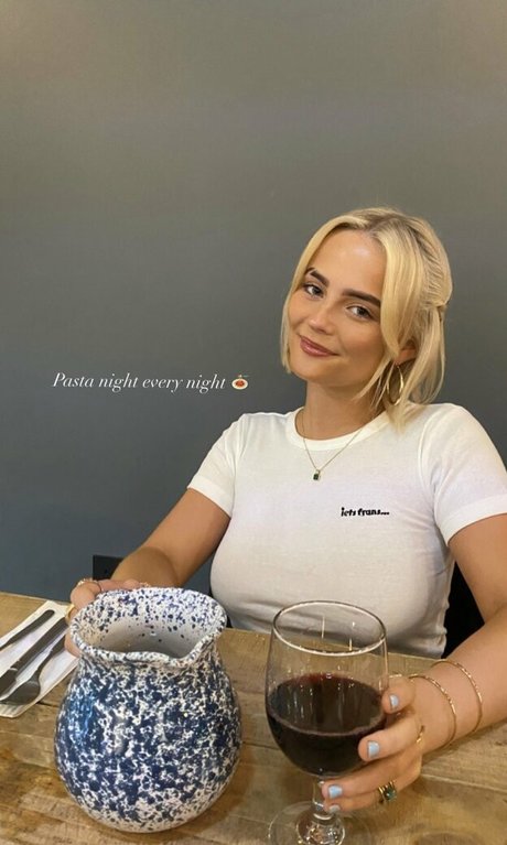 Amelia Eve Gibson erotic pornstar galleries